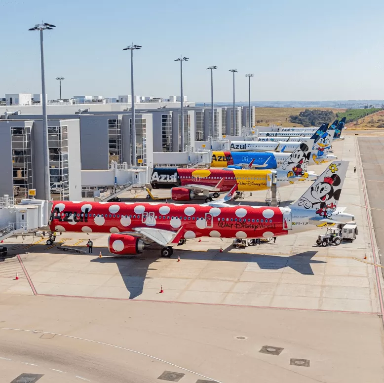 Frota Mágica da Azul Linhas Aéreas no pátio do Aeroporto de Viracopos