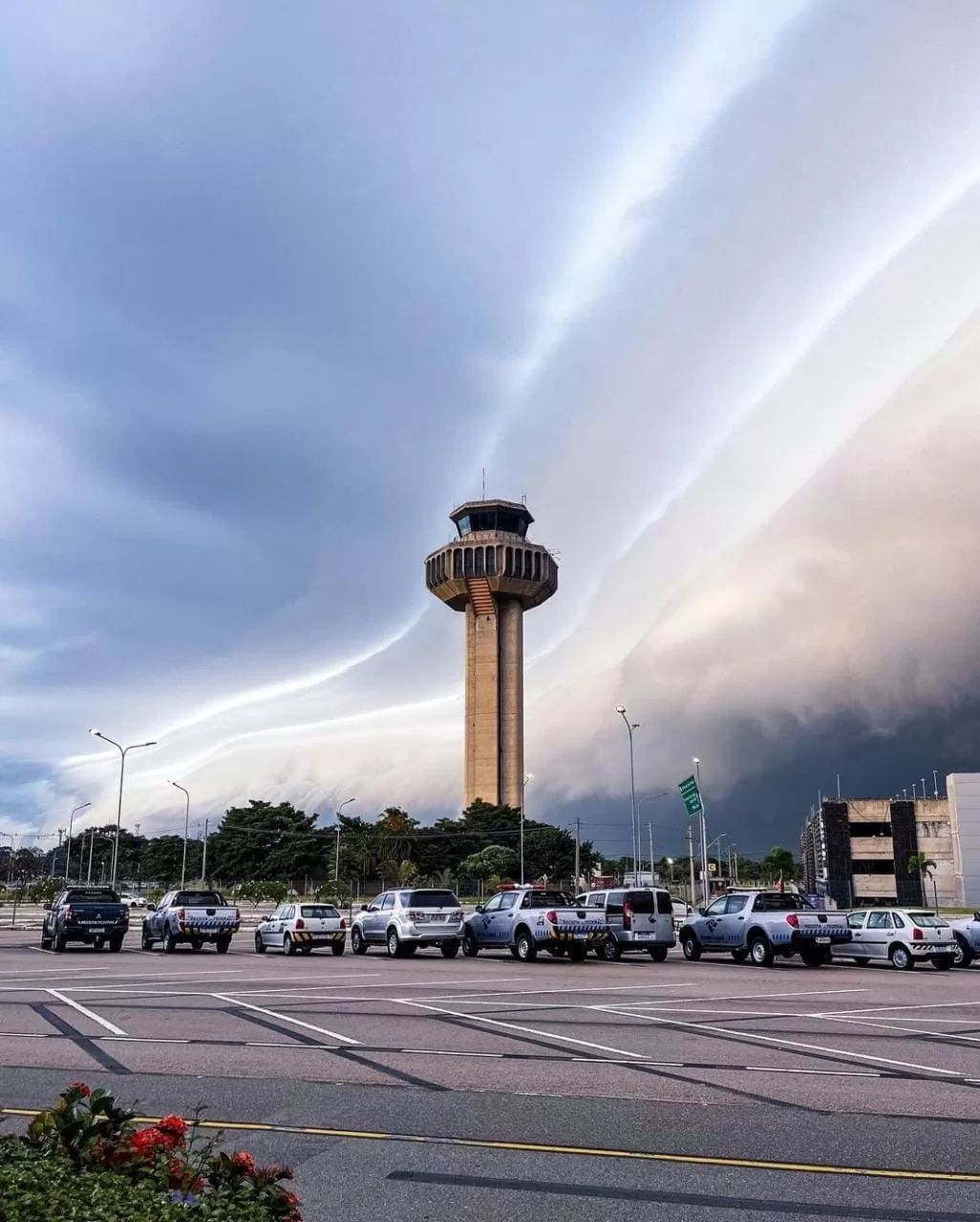 Nuvem de prateleira sobre a torre do Aeroporto de Viracopos, em Campinas