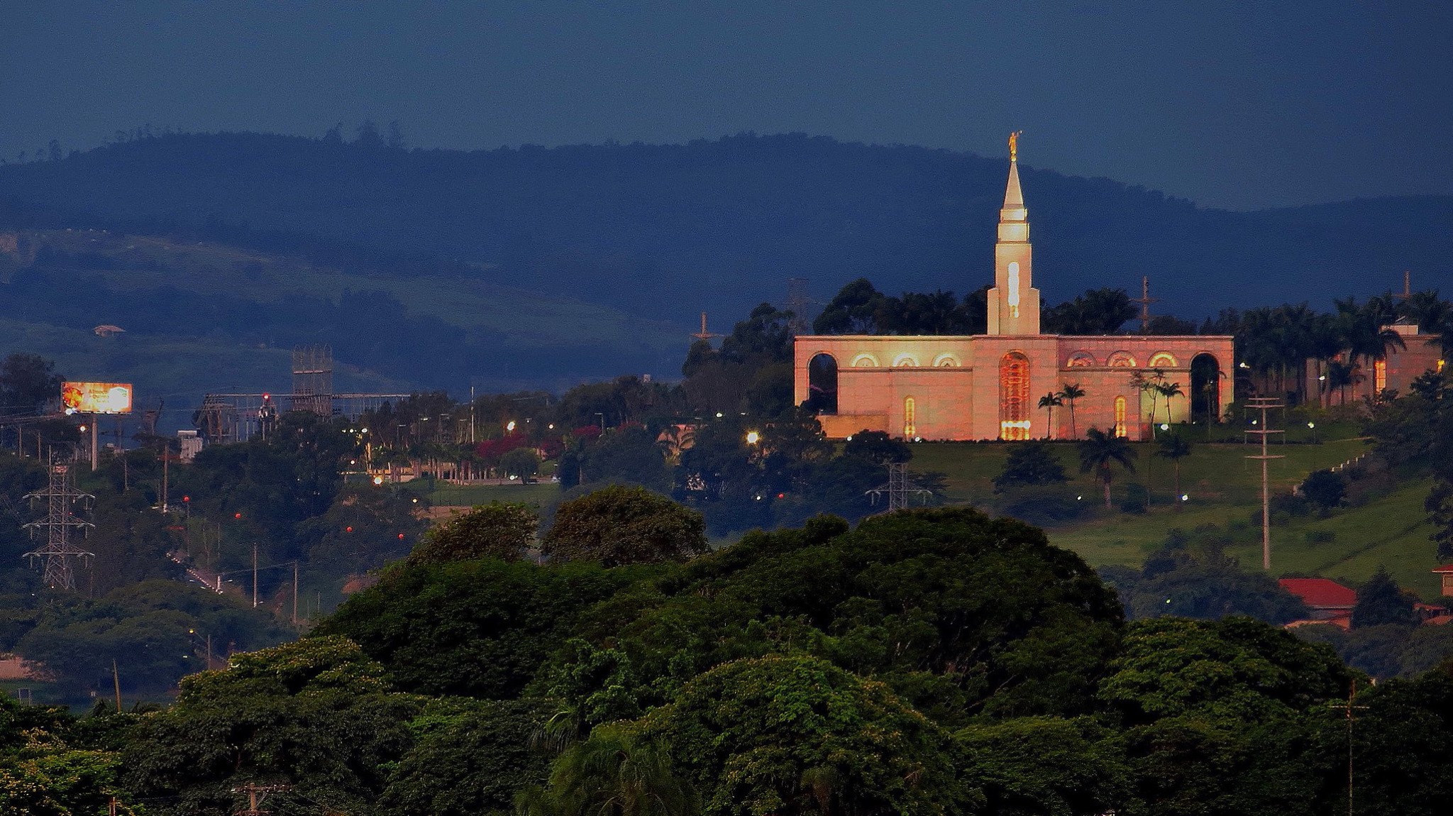 Templo de Campinas da Igreja de Jesus Cristo dos Santos dos Últimos Dias, com vista da cidade — City Tour CHM Executive Transport