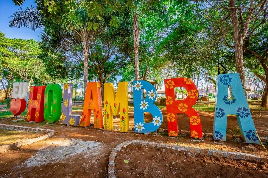 Letreiro “Eu Amo Holambra” em meio aos campos de flores — City Tour CHM Executive Transport