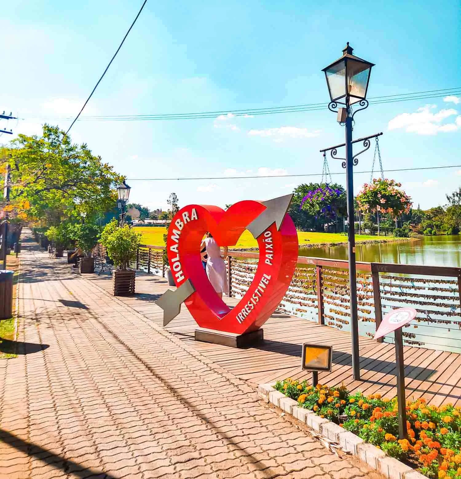 Deck do Amor, mirante em meio aos jardins de Holambra — City Tour CHM Executive Transport