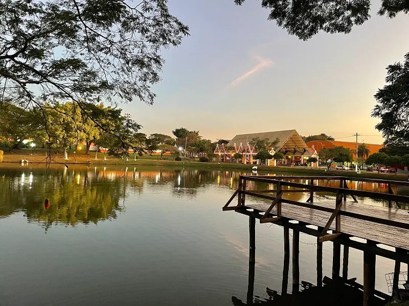 Nossa Prainha, lago com praia artificial cercado de árvores, em Holambra — City Tour CHM Executive Transport