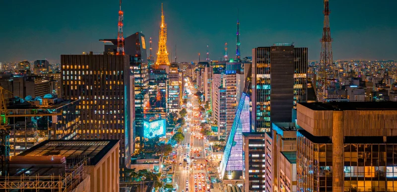 Avenida Paulista à noite, vista do alto com a Torre iluminada, em São Paulo — City Tour CHM Executive Transport