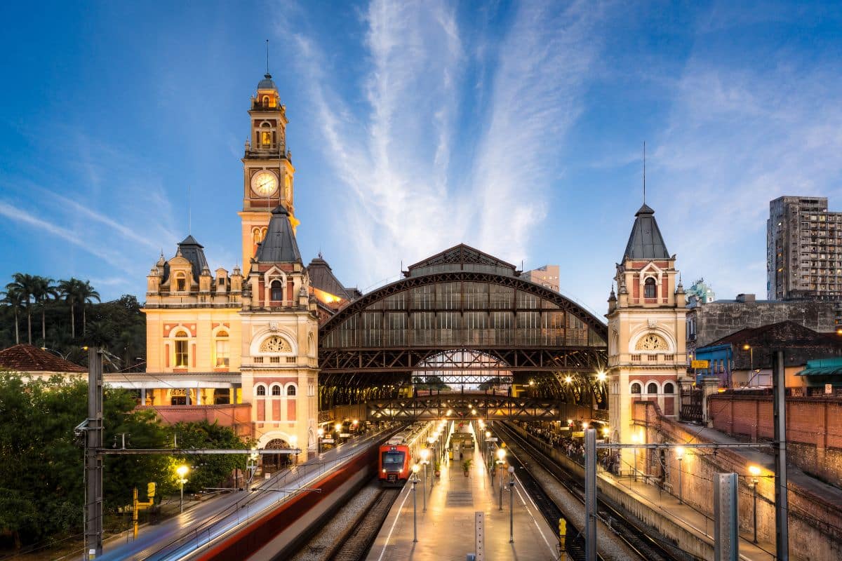 Estação da Luz, com sua arquitetura inglesa, em São Paulo — City Tour CHM Executive Transport