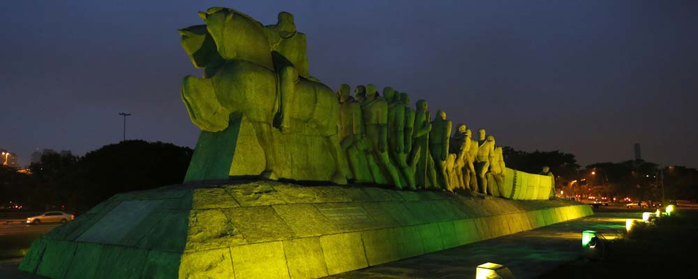 Monumento às Bandeiras, junto ao Parque Ibirapuera, em São Paulo — City Tour CHM Executive Transport