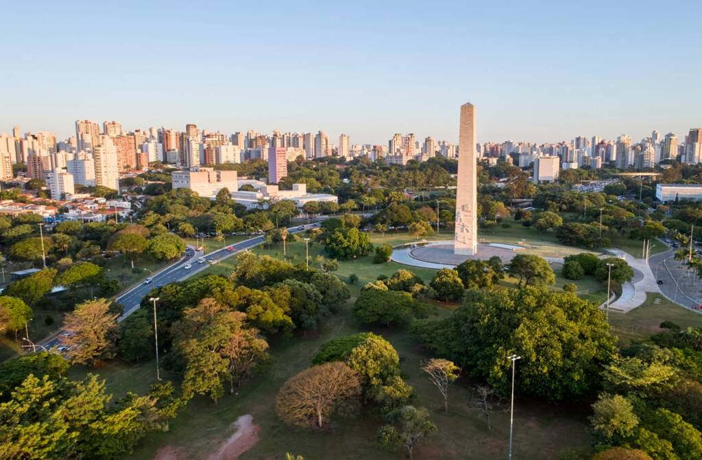 Parque Ibirapuera visto do alto, com o Obelisco de São Paulo — City Tour CHM Executive Transport