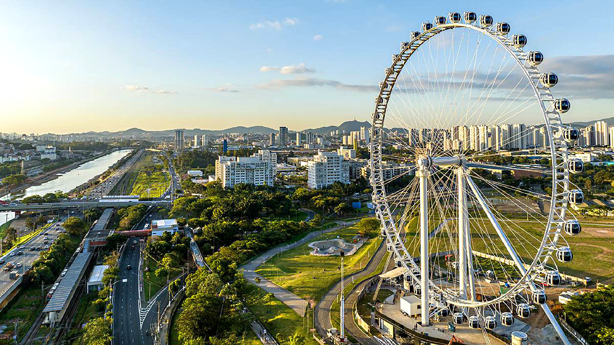 Roda Rico, maior roda-gigante da América Latina, junto ao Parque Villa-Lobos, em São Paulo — City Tour CHM Executive Transport