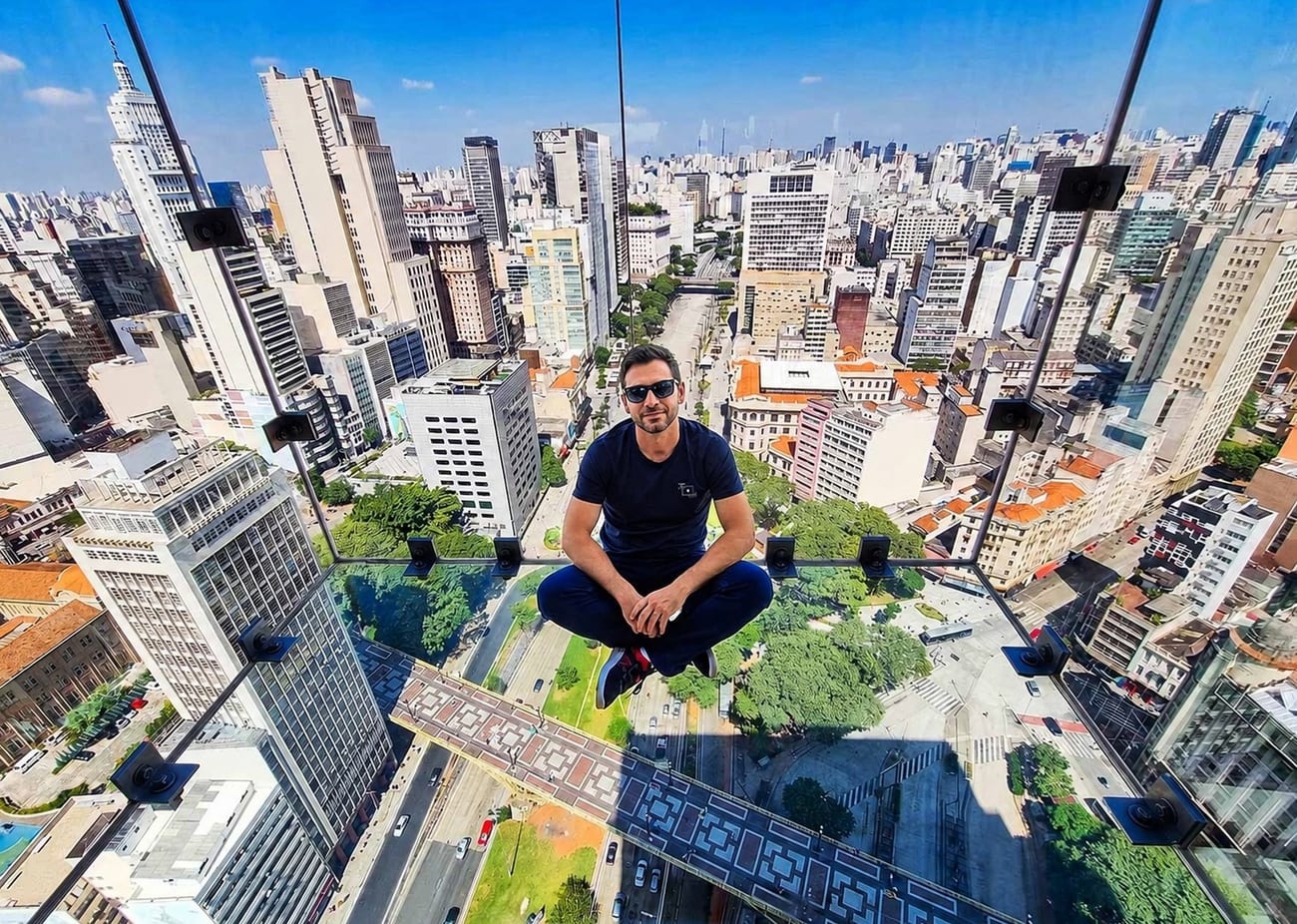 Sampa Sky, mirante com chão de vidro no Edifício Mirante do Vale, em São Paulo — City Tour CHM Executive Transport